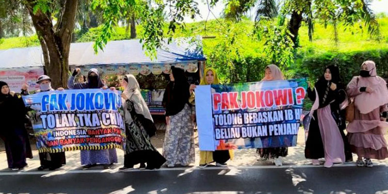 Sambut Jokowi dengan Bentangkan Spanduk Minta HRS Dibebaskan, Emak-emak di Lampung Sempat Diperiksa Petugas