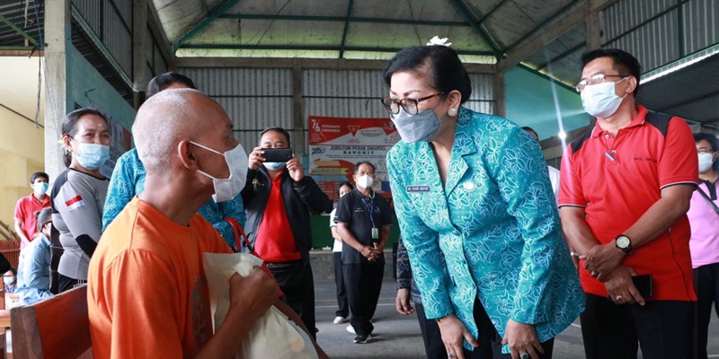Bali Jemput Bola, Isteri Gubernur Koster Datangi Kediaman Warga dengan Bawa Tim Vaksinator