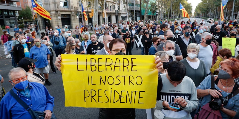 Para pengunjuk rasa turun ke jalan di luar konsulat Italia di Barcelona setelah penangkapan Puigdemont/Net