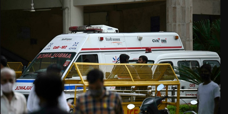 Ambulan di depan pengadilan Delhi setelah peristiwa penembakan pada Jumat 24 September 2021/Net