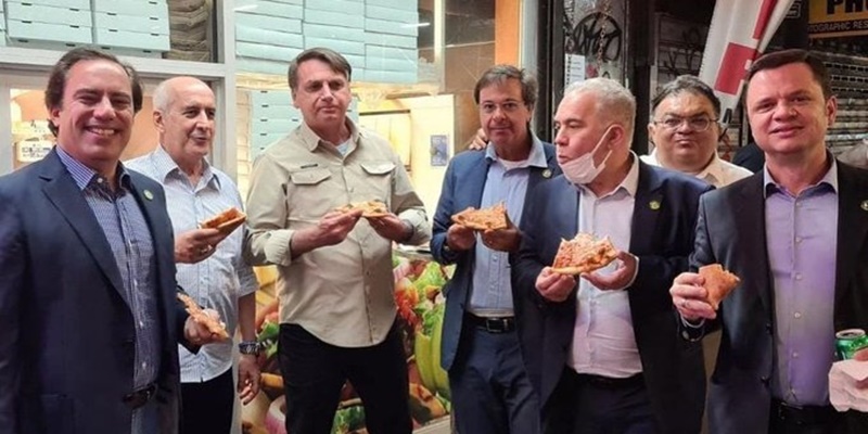 Belum Divaksin, Presiden Brasil Terpaksa Makan Pizza Sambil Berdiri di Trotoar Kota New York