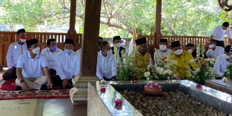 Ketum Partai Golkar Airlangga Hartarto didampingi pengurusnya ziarah ke makam Leluhurnya Mbah Lim Klaten yang merupakan guru spiritual Gus Dur/Ist
