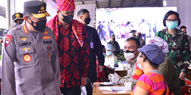 Pastikan Target Presiden Tercapai, Kapolri Tinjau Vaksinasi Serentak 31 Titik di Sumatera Utara
