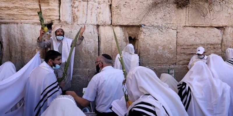Para jemaah berdoa di depan Tembok Barat di Kota Tua Yerusalem, dalam acara festival Sukkot, Rabu 22 September 2021/Net