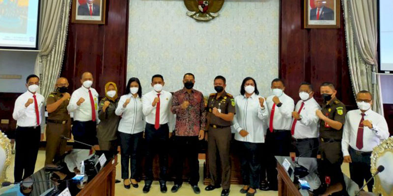 Selamatkan Aset Senilai 2 Miliar, 12 Jaksa Kejari Surabaya Dapat Penghargaan Pemkot