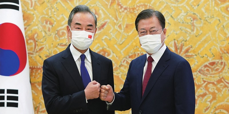 Bertemu Wang Yi, Presiden Korsel Moon Jae-in Minta China Mainkan Peran Konstruktif di Semenanjung Korea