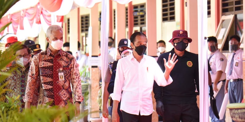 Didampingi Budi Gunawan dan Ganjar Pranowo, Jokowi Tinjau Vaksinasi di Cilacap