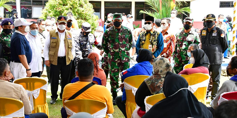 KSAL Gantikan Panglima TNI Tinjau Vaksinasi di Kotabaru Kalimantan