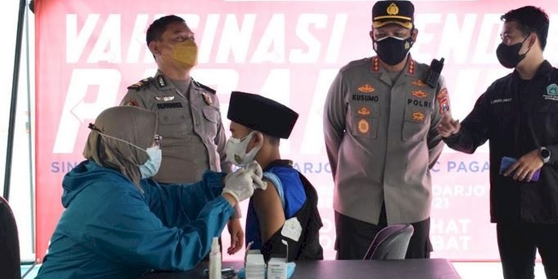 Polisi Suntik Vaksin Pendekar Pagar Nusa
