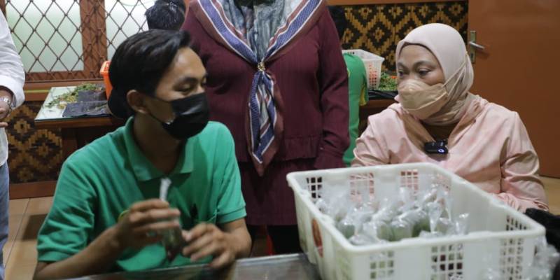 Menaker Ida Fauziyah Sambangi Pekerja Penerima BSU di Bandung