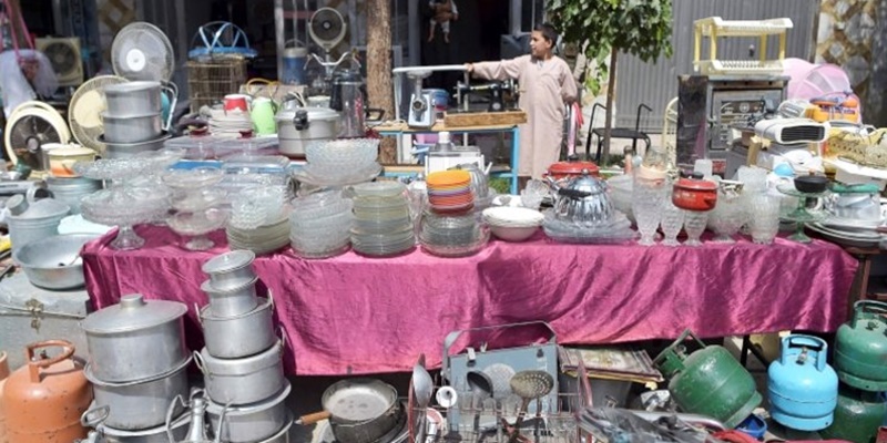 Demi Bertahan Hidup dan Segera Pergi ke Luar Negeri, Warga Afghanistan Beramai-ramai Jual Barang di Pasar Loak