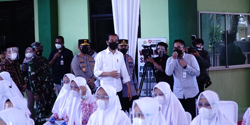 Bareng Kapolri, Presiden Jokowi Tinjau Vaksinasi Rumah Ibadah dan Pondok Pesantren di Jatim