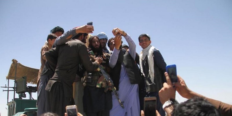 Larang Pasukannya Narsis dan Swafoto, Menhan Taliban:  Kita akan Kehilangan Sistem Islam