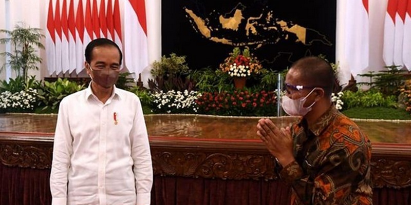 TR Kapolri dan Peternak Ayam di Istana Buktikan Rezim Jokowi Beda dengan Orba
