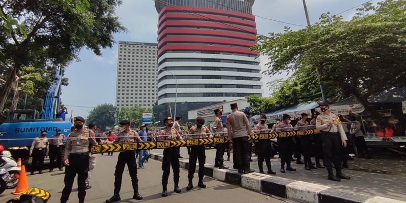 Aparat kepolisian membentuk barikade pengamanan aksi demo mahasiswa di area Gedung Merah Putih Komisi Pemberantasan Korupsi (KPK), Jakarta/RMOL
