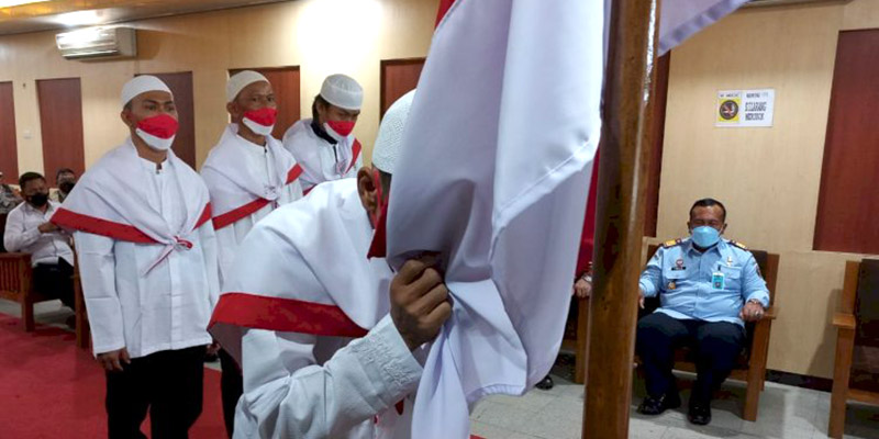 Ikrar Setia kepada NKRI, 4 Napi Terorisme JAD Lampung Cium Merah Putih