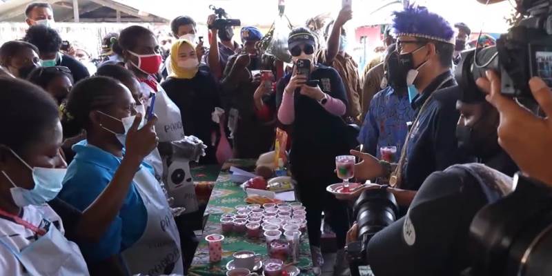 Sambil Cicipi Es Krim Sagu di Kampung Yoboi Papua, Sandiaga Uno Didoakan Jadi Pemimpin Masa Depan