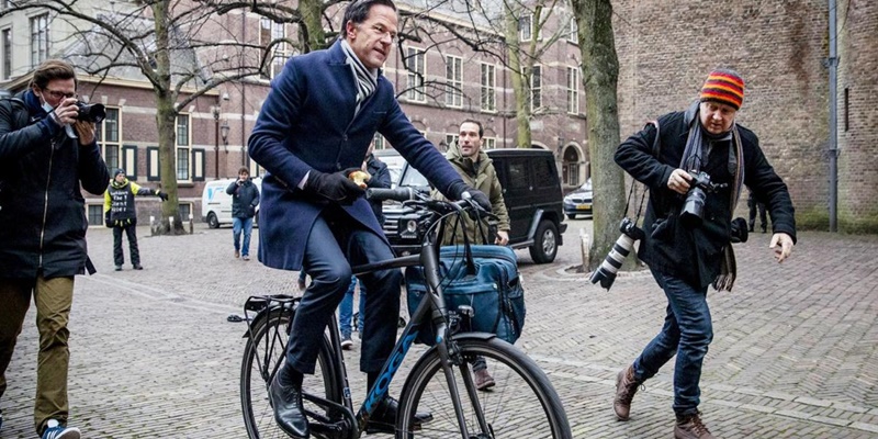Perdana Menteri Belanda Mark Rutte senang bersepeda ke tempat kerjanya/Net