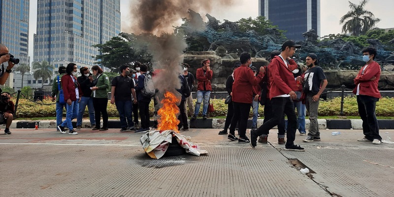 Mahasiswa UBK melakukan pembakaran ban dalam aksi unjuk rasa 7 tahun pemerintahan Presiden Joko Widodo di depan Patung Kuda, Jalan Medan Merdeka Barat, Jakarta Pusat, Kamis sore, 21 Oktober/RMOL
