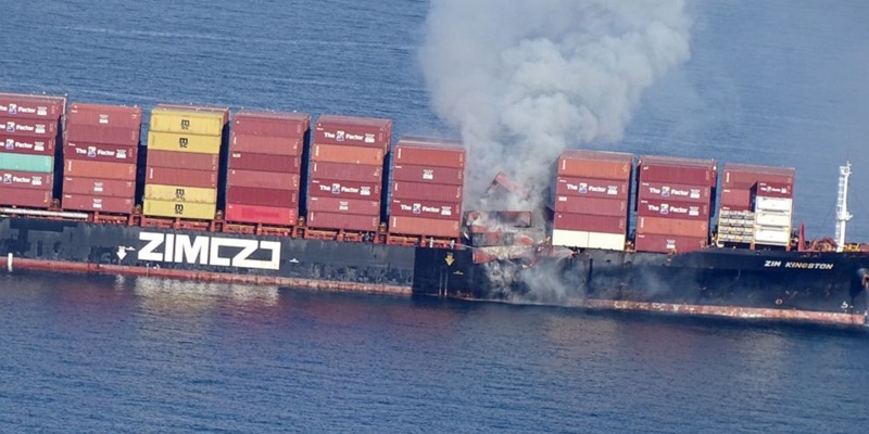 Kebakaran Kapal Kargo Muntahkan Gas Beracun, Petugas Kanada Pasang Zona Darurat