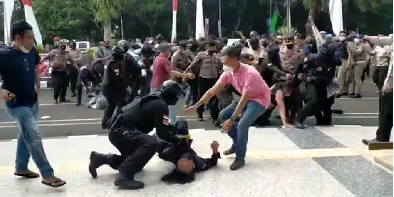 Oknum Polisi Pembanting Mahasiswa Demonstran di Tangerang Akhirnya Ditahan