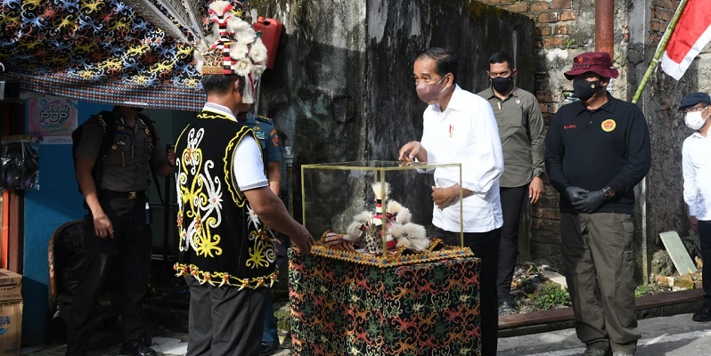 Tinjau Vaksinasi BIN di Tarakan, Jokowi Dapat Hadiah Pakaian Adat Dayak Kenyah