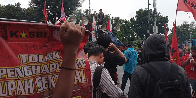 Massa Gebrak saat menyampaikan orasi mengkritik pemerintahan Jokowi/RMOL