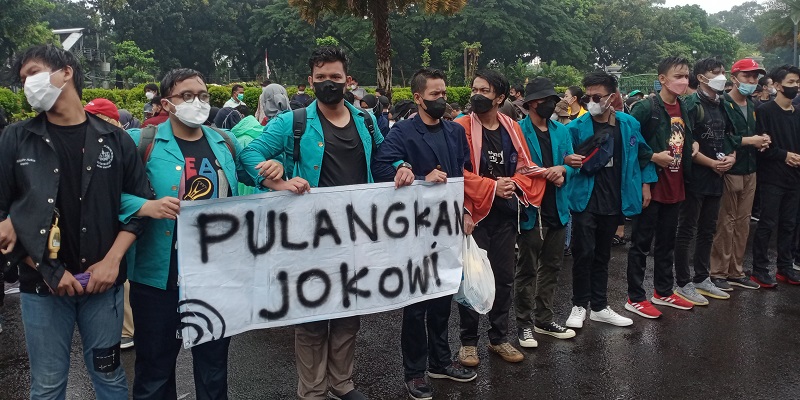 Mahasiswa demonstrasi membetangkan sapnduk bertuliskan Pulangkan Jokowi/RMOL
