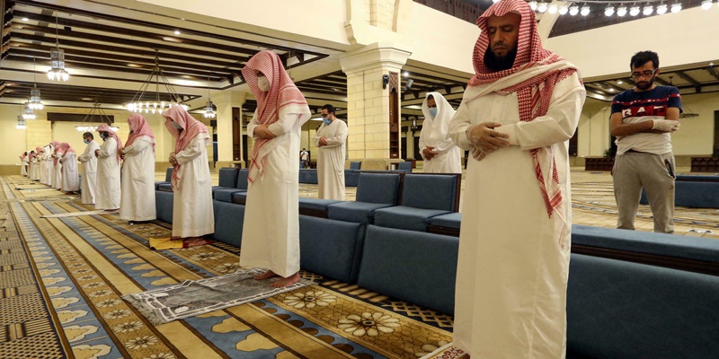 Longgarkan Pembatasan Covid-19,  Arab Saudi Tetap Wajibkan Jaga Jarak di dalam Masjid