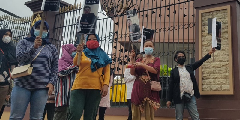 Demo di Mabes Polri, Emak-emak Minta Kapolri Monitor Kasus Dugaan KDRT Anggota DPRD Jatim