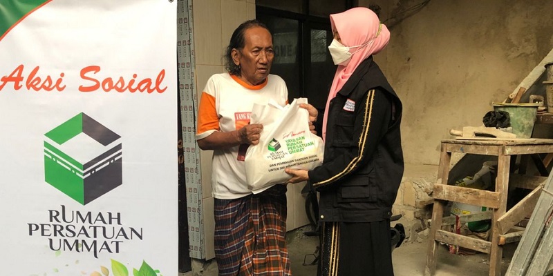 Relawan Rumah Persatuan Ummat Bergerak <i>Door to Door</i> Bagikan Sembako untuk Kaum Dhuafa