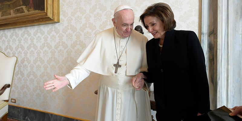 Di Tengah Pro-Kontra UU Larangan Aborsi, Nancy Pelosi Bertemu Paus Fransiskus