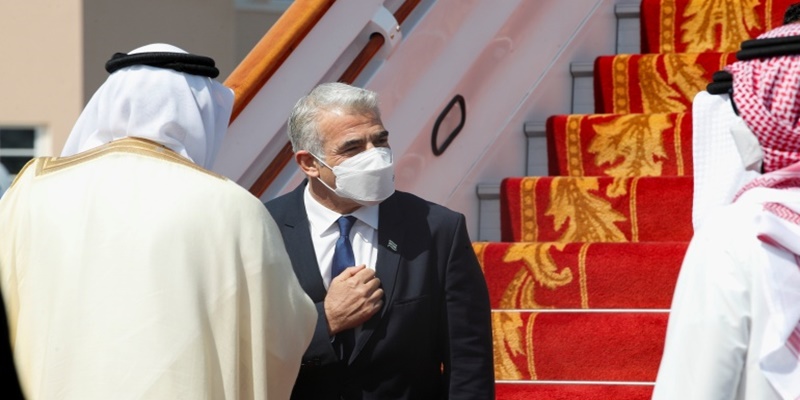 Senang Dengan Kunjungan Menlu Israel, Komunitas Yahudi Bahrain Persembahkan Mezuzah untuk Kantor Kedutaan