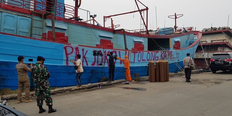 Bendera Putih dan Tulisan "Pak Jokowi Tolong Kami" Terpampang di Kapal Nelayan, tapi Sayang Umurnya Pendek