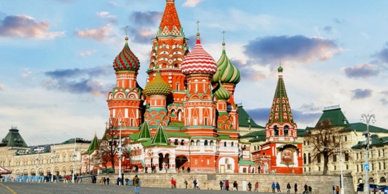 Berpose Tidak Senonoh di Katedral St. Basil Moskow, Model  Asal Rusia  Picu Amarah Warganet