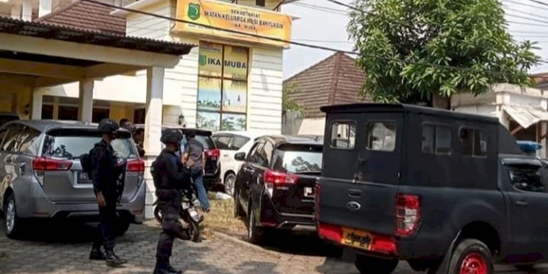 Dikawal Brimob, KPK Geledah Sekretariat IKA Muba terkait OTT Dodi Reza Alex Noerdin