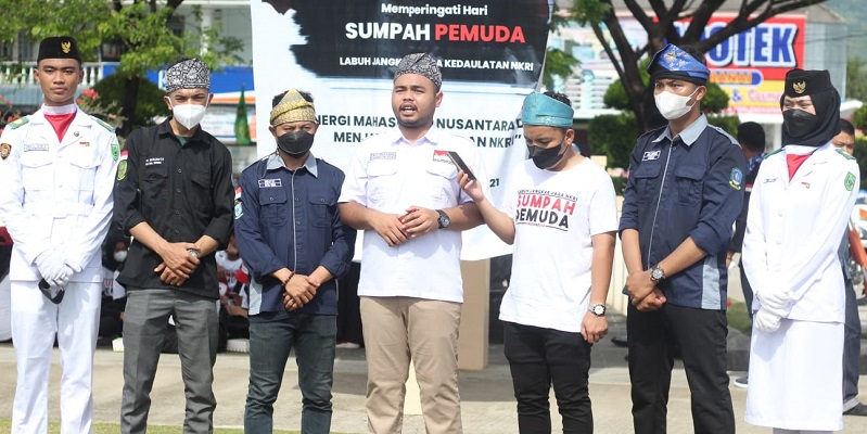 Koordinator Pusat BEM Nusantara, Eko Pratama (tengah) saat peringati Sumpah Pemuda di Pulau Natuna Utara, Kepulauan Riau/Ist