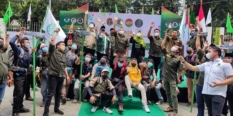 Rayakan Hari Santri, Arwani Thomafi Lepas 30 Kader PPP Tim Ekspedisi Pendaki Lima Gunung