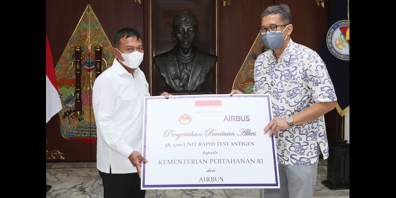 Head of Country Airbus Indonesia, Dani Adriananta, menyerahkan sumbangan alat tes COVID-19 kepada Wakil Menteri Pertahanan Republik Indonesia Muhammad Herindra/Airbus