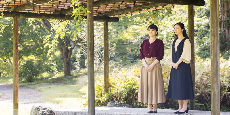Putri Mako dari Jepang bersama adik perempuannya, Putri Kiko, di halaman istana kekaisaran/Net