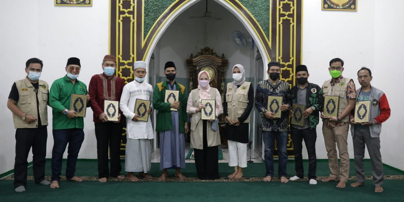 Perkuat Pendidikan Agama di Masyarakat, PPP Wakaf Ratusan Alquran ke Masjid di Tasikmalaya