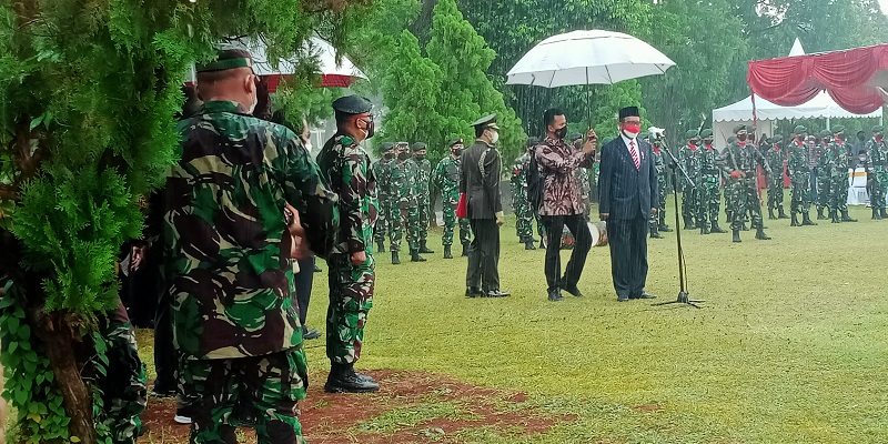 Diguyur Hujan Lebat, Mahfud MD Pimpin Prosesi Pemakaman Mendiang Sudi Silalahi