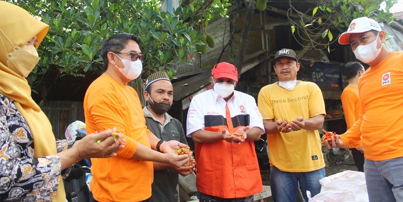 Harga Jual di Tingkat Petani Anjlok, Sekjen PKS Borong Cabai Merah Segar