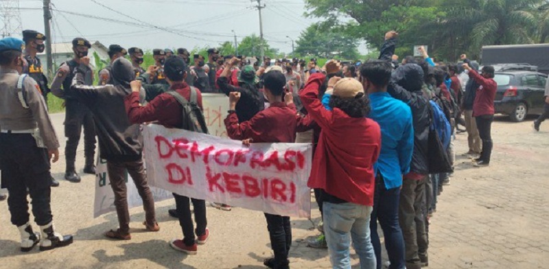 Buntut Oknum Polisi Banting Demonstran, Aliansi Mahasiswa Tangerang Geruduk Mapolda Banten