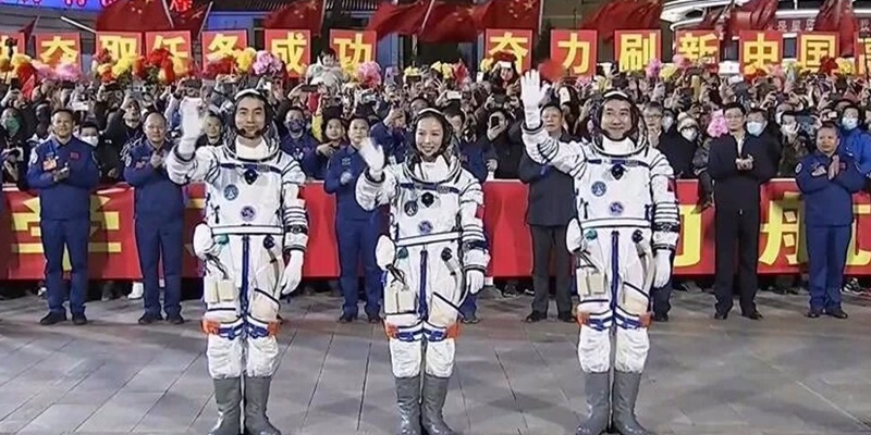 Tiga Astronot China Tiba di Stasiun Luar Angkasa Tiangong untuk Misi Terpanjang  Beijing