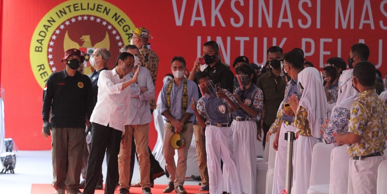 Didampingi BG, Presiden Jokowi Ajak Dubes Negara Sahabat Tinjau Vaksinasi <i>Door to Door</i> BIN