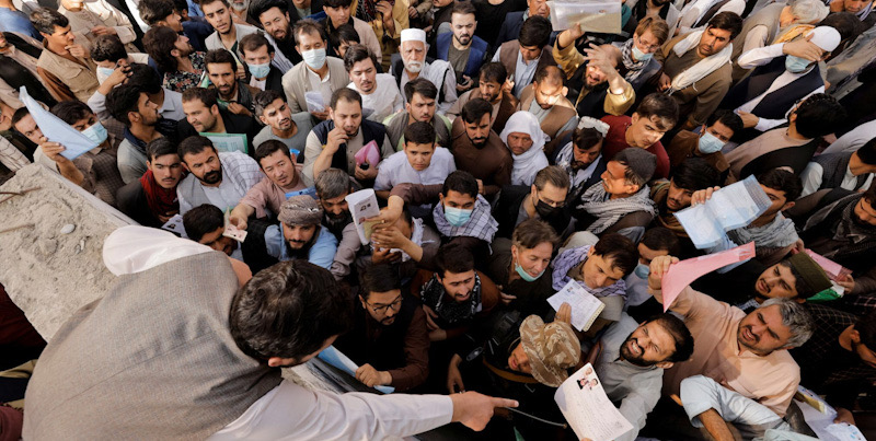 Layanan Paspor Afghanistan Buka Sabtu, Ratusan Warga Sudah Antre Sejak Rabu