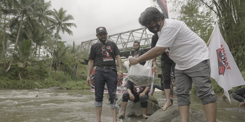 Sambut Sumpah Pemuda dengan Tebar Benih Ikan untuk Menjaga Ekosistem Sungai
