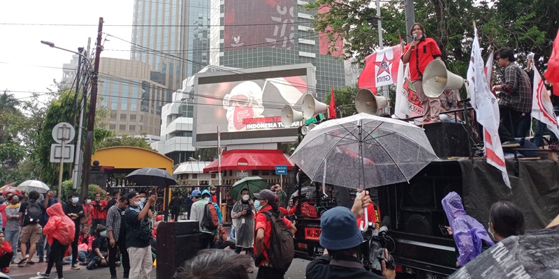 Tak Ditemui Jokowi Meski Diguyur Hujan, Demonstran: Rezim Peduli Orang Kaya Dibanding Rakyat Biasa
