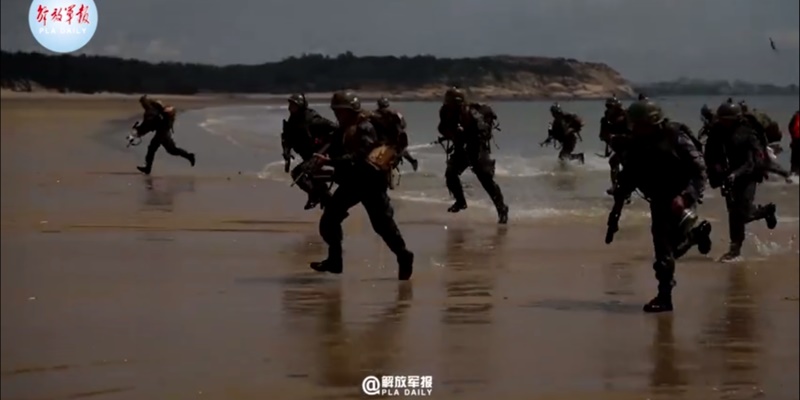 Tensi Makin Panas, Militer China Rilis Video Latihan Penguasaan Pantai di Selat Taiwan